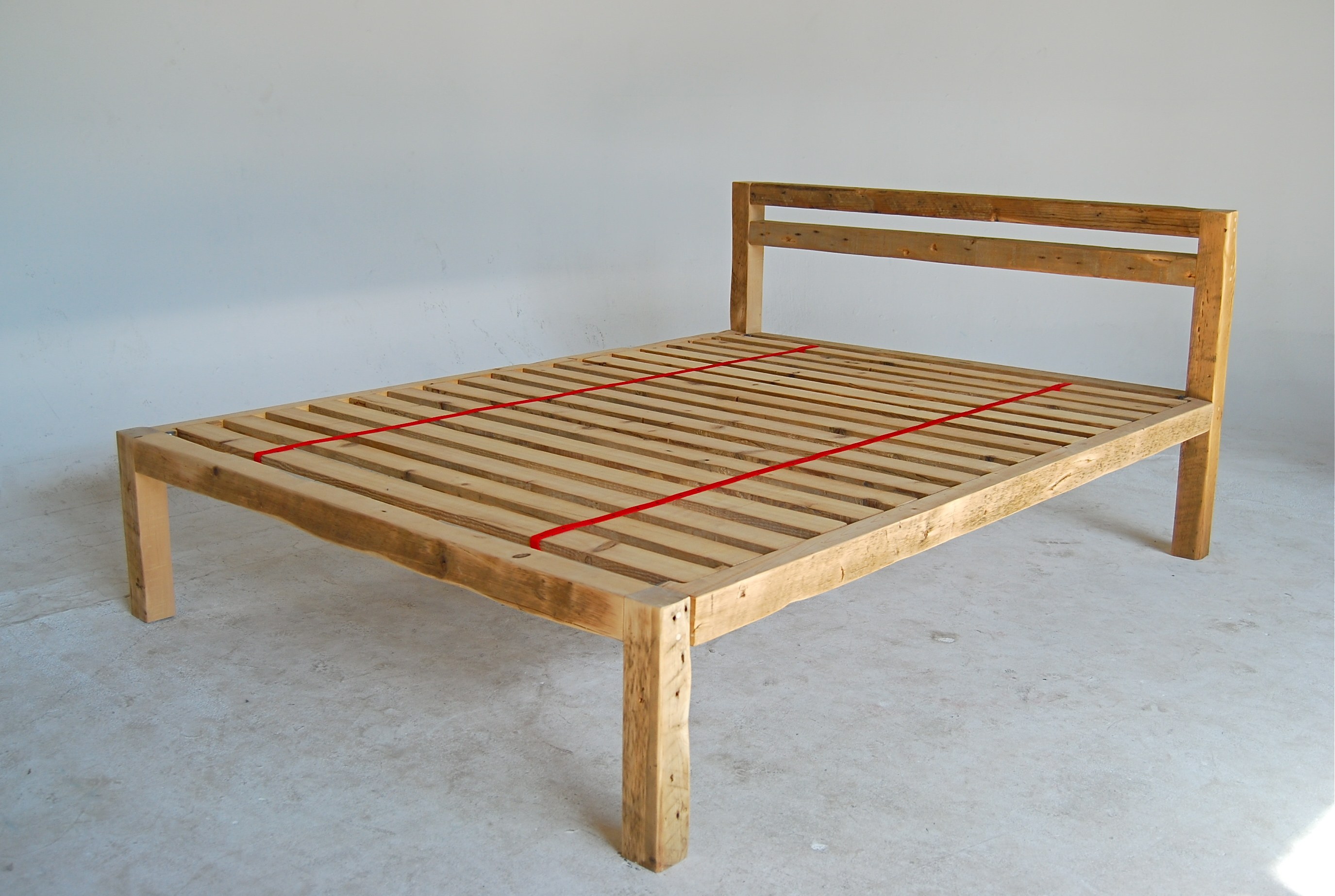 Самодельная кровать из дерева. Простая деревянная кровать. Кровать из брусков. Самодельная деревянная кровать. Кровать из строганной доски.