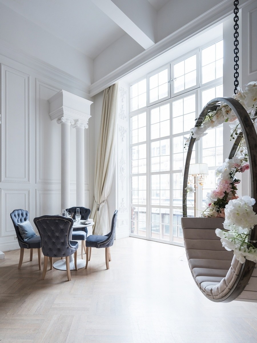 Стул розовый бархат вид сзади сбоку