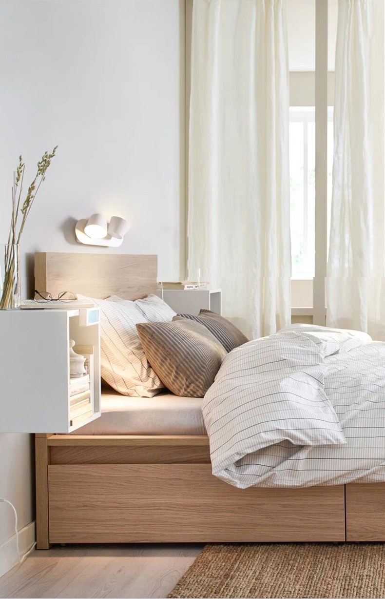 Полки над кроватью