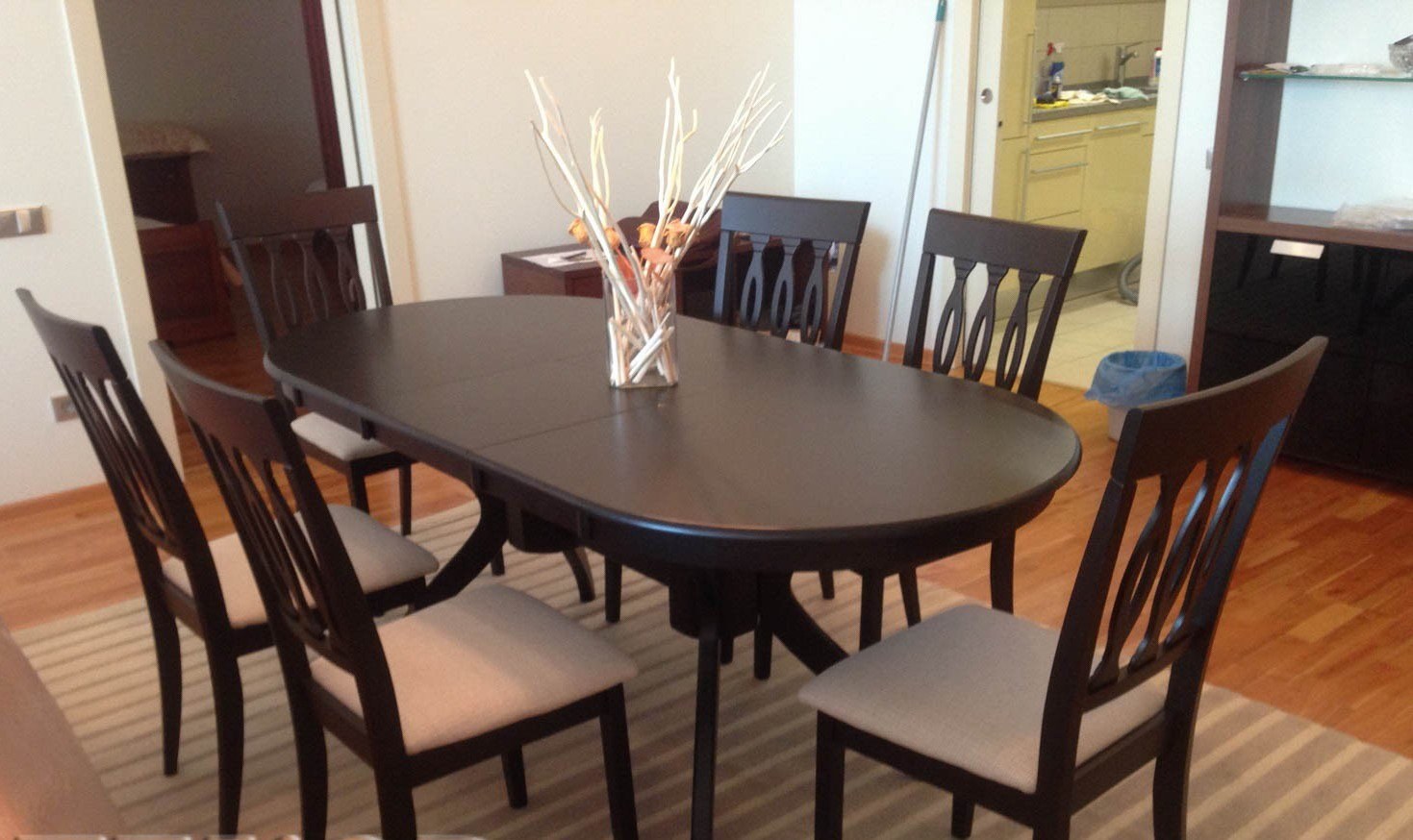 Стол кухонный коричневый. Кухонный стол и стулья венге. Кухонный стол в квартире. Стулья и столы венге на кухню. Стол со стульями цвета венге.