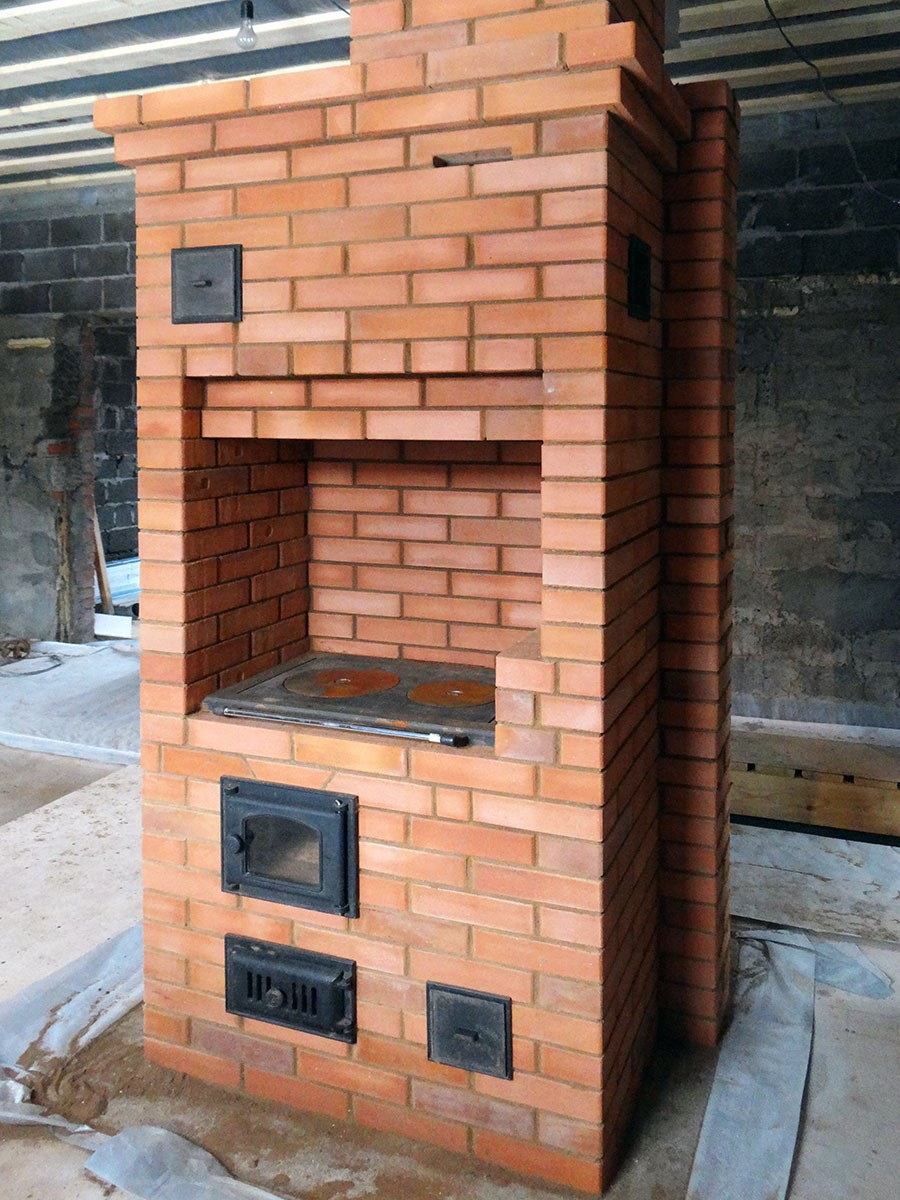 Небольшой кирпичный мангал