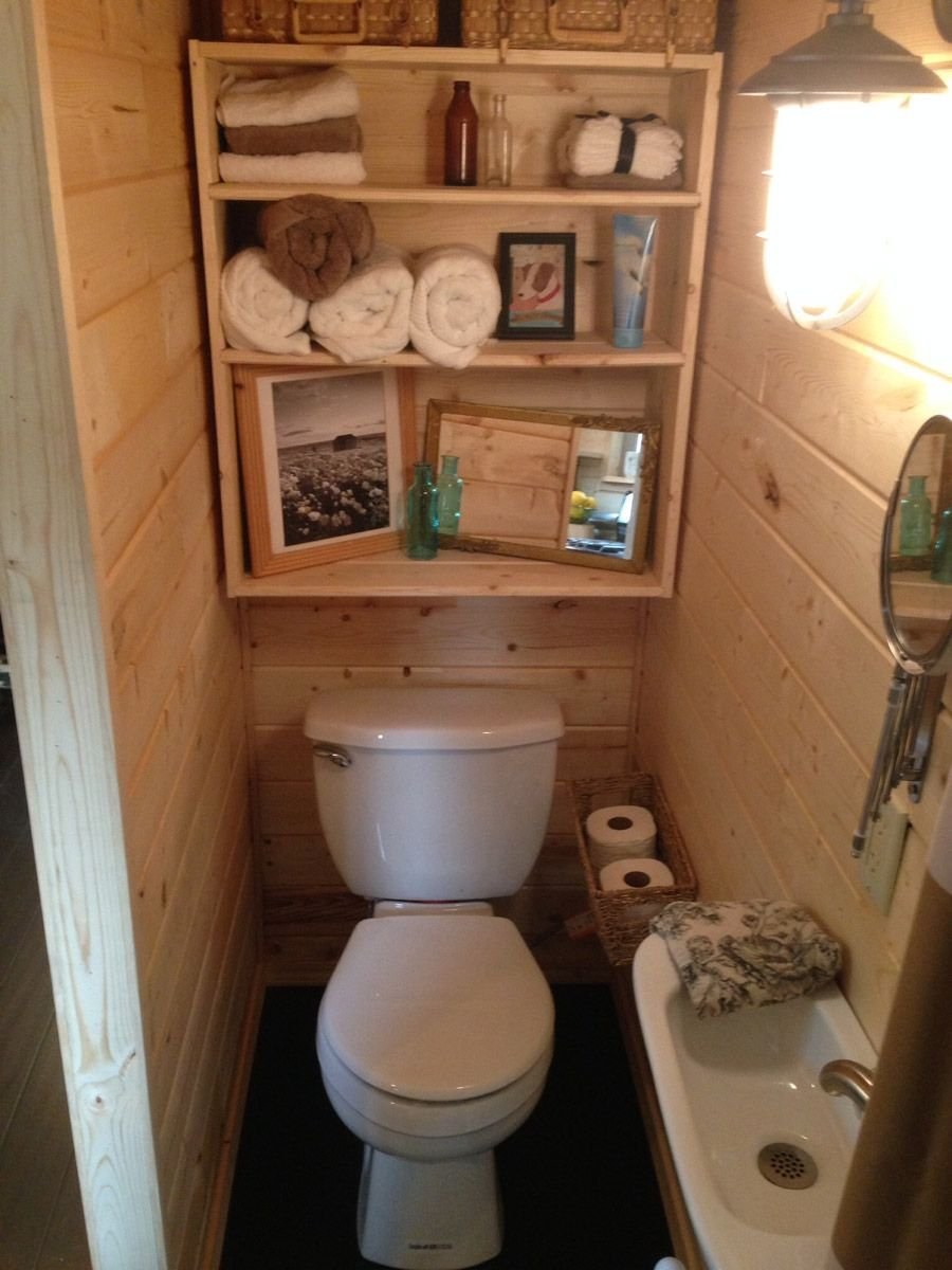 Туалетная комната в деревянном доме