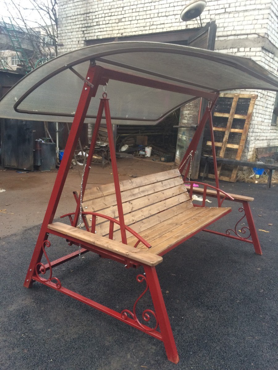 Металлические качели с крышей в советских дворах