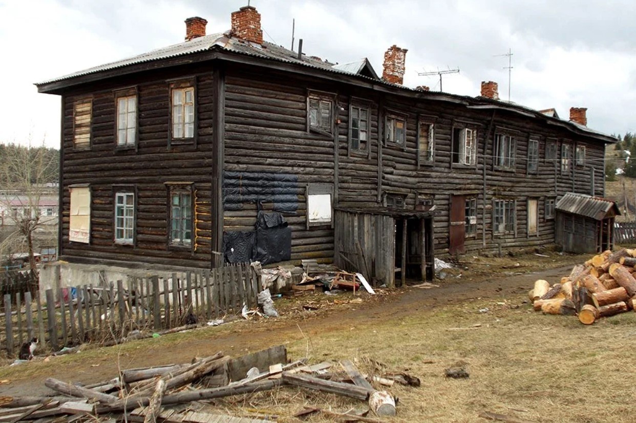 В городах больших и селах. Бараки в СССР. Рыбинск двухэтажный бревенчатый Барак. Деревянные бараки. Майская гора Ульяновск. Жилье бараки СССР.