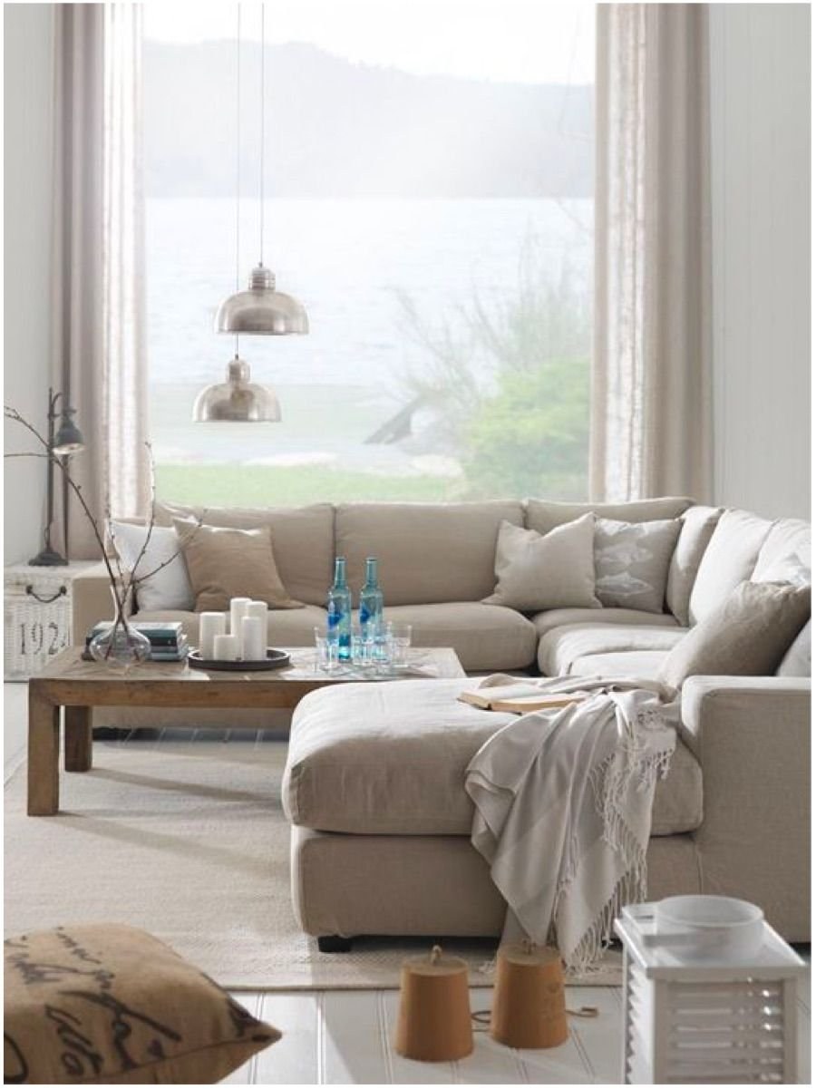 Светло бежевые стены