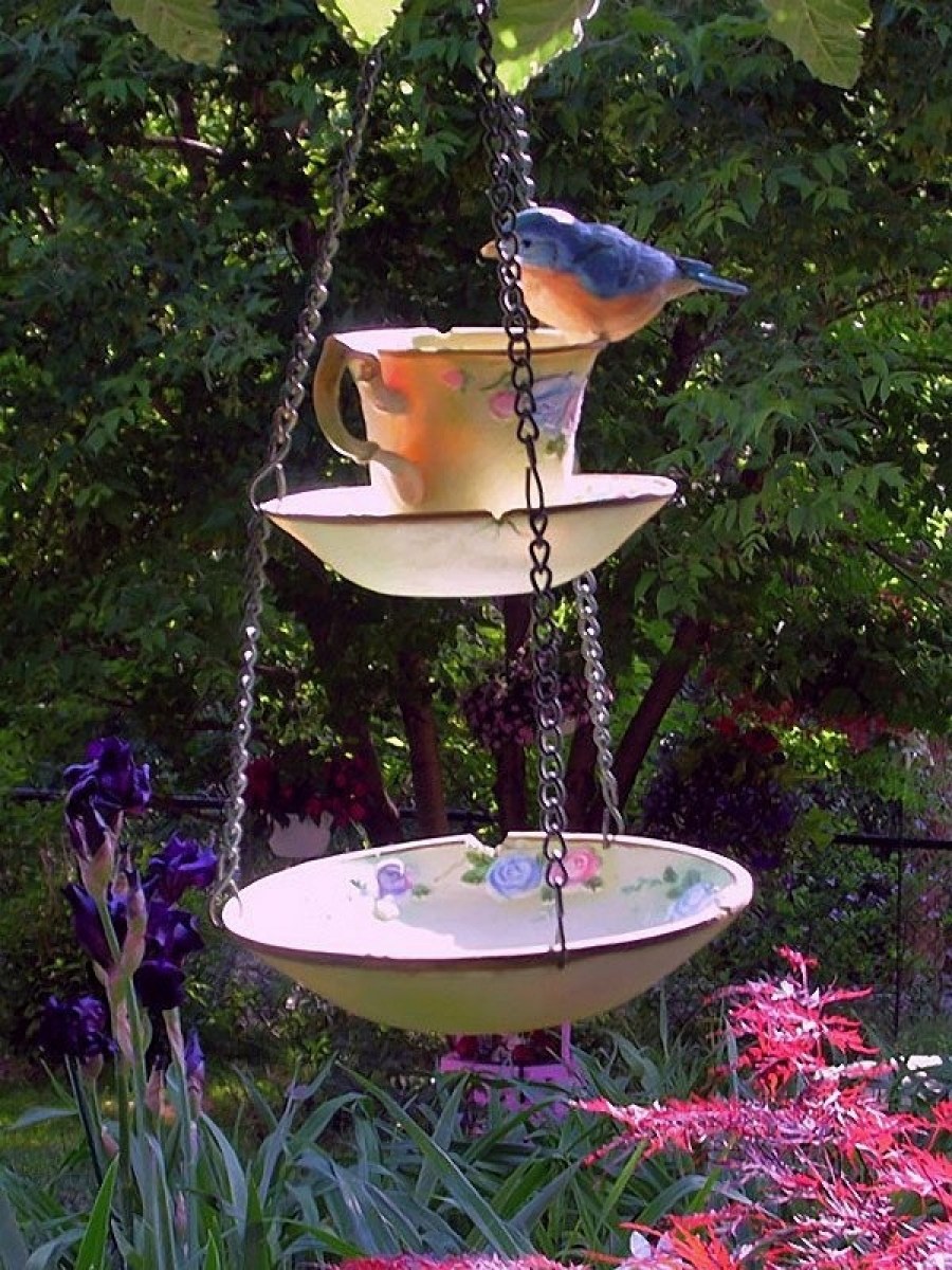 Поилка для птиц в саду