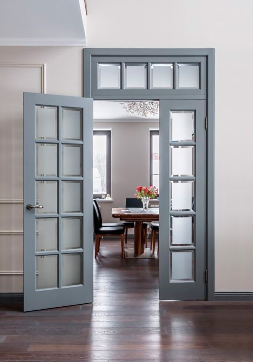 Витражные окна над дверью