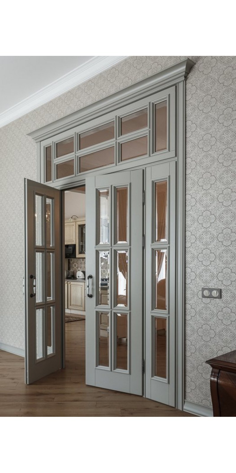 Окно над дверью межкомнатной