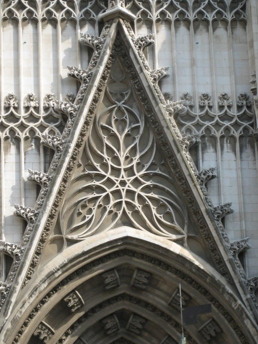 Вимперг готического собора