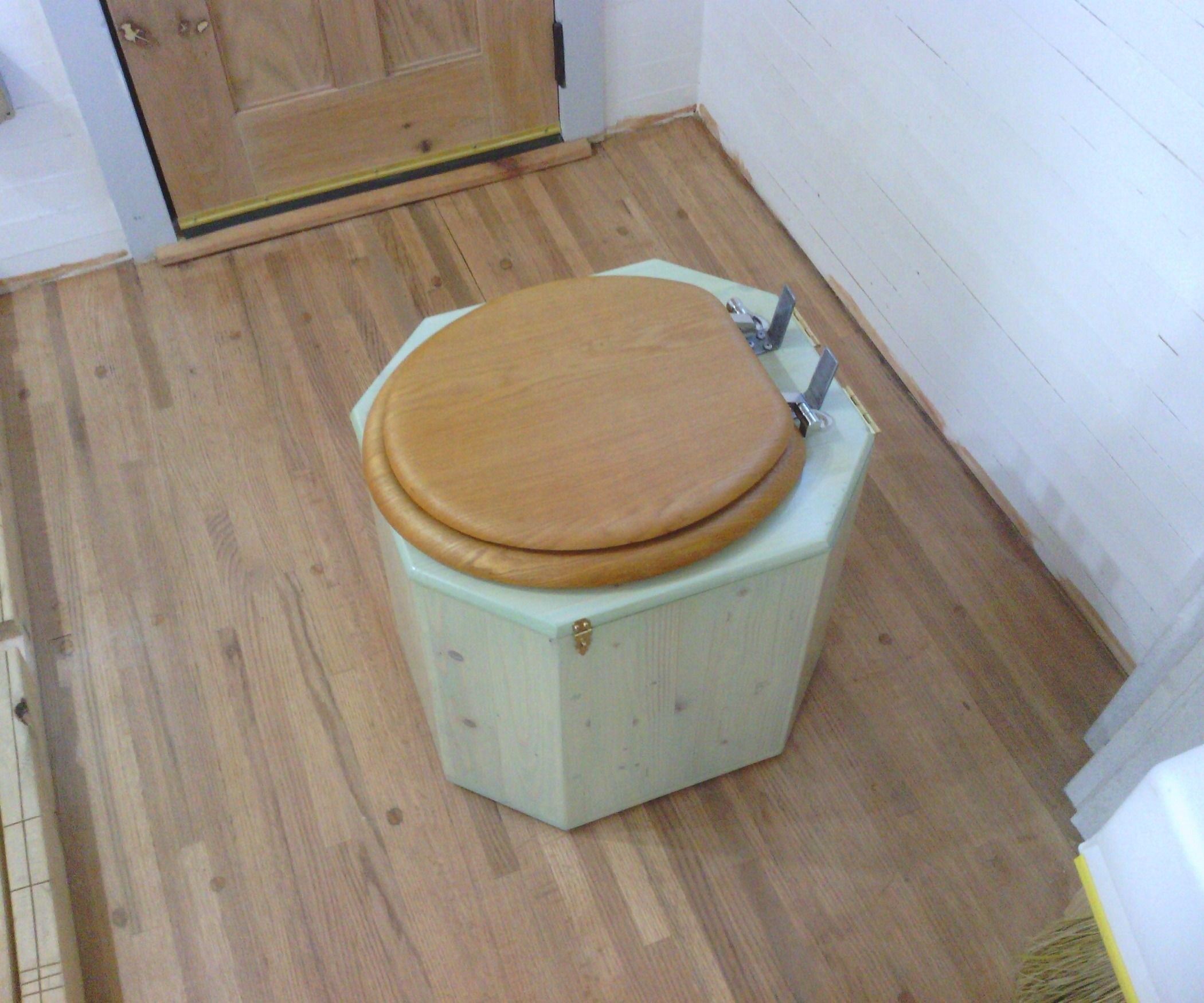 Деревянный унитаз для дачного туалета
