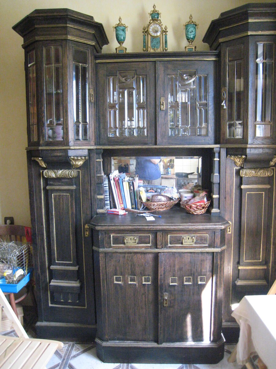 Старинный резной буфет