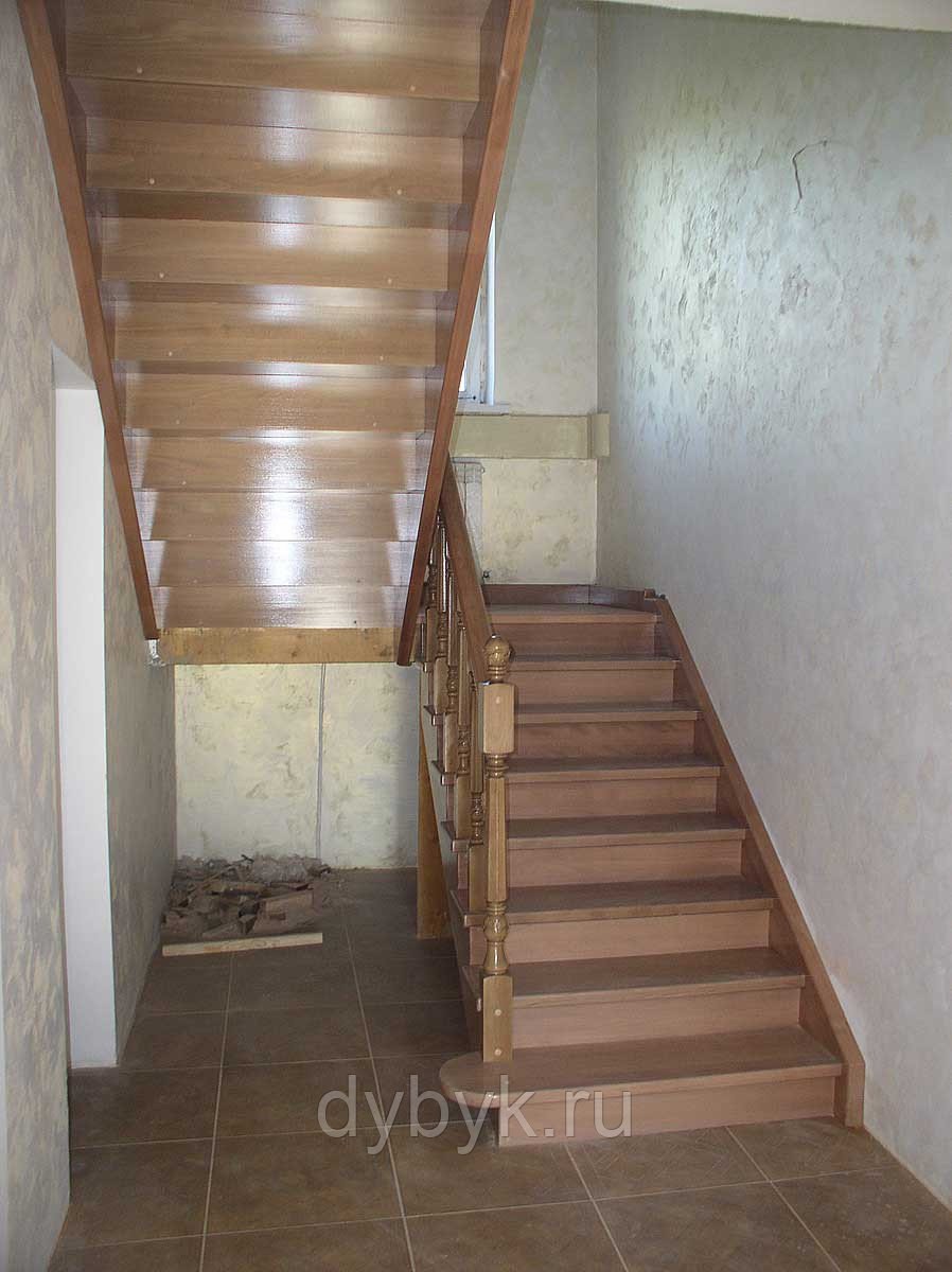 Лестница на 2 косоурах забежная
