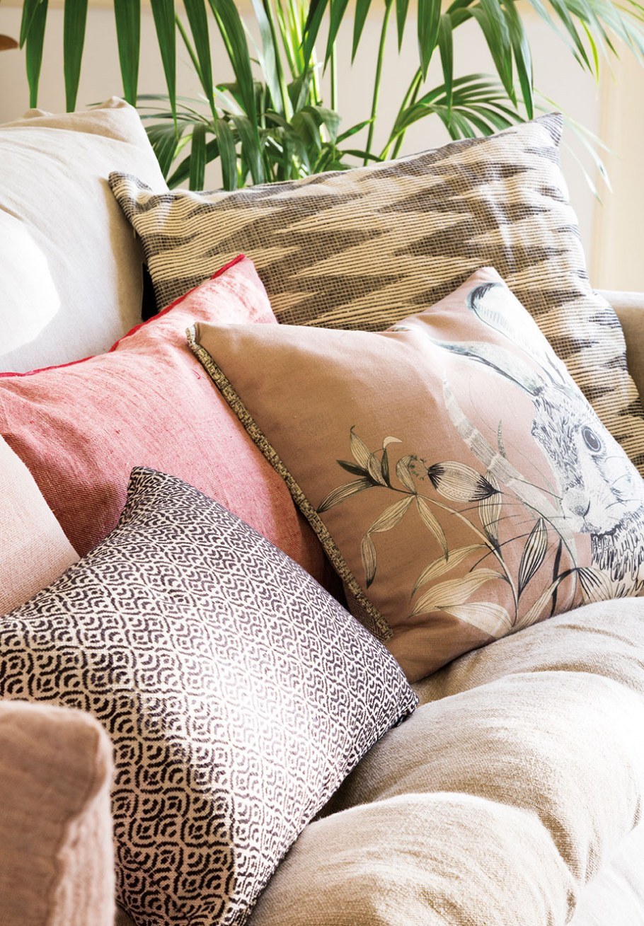 Подушки на диван в интерьере