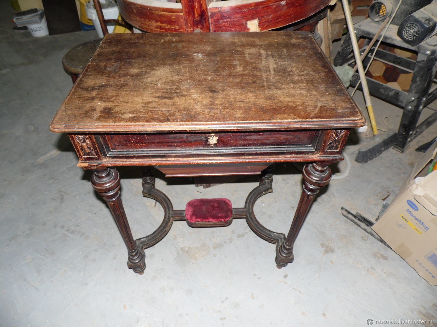 Реставрация мебели купить. Старинная мебель. Антикварный столик. Старинный стол. Старый стол.
