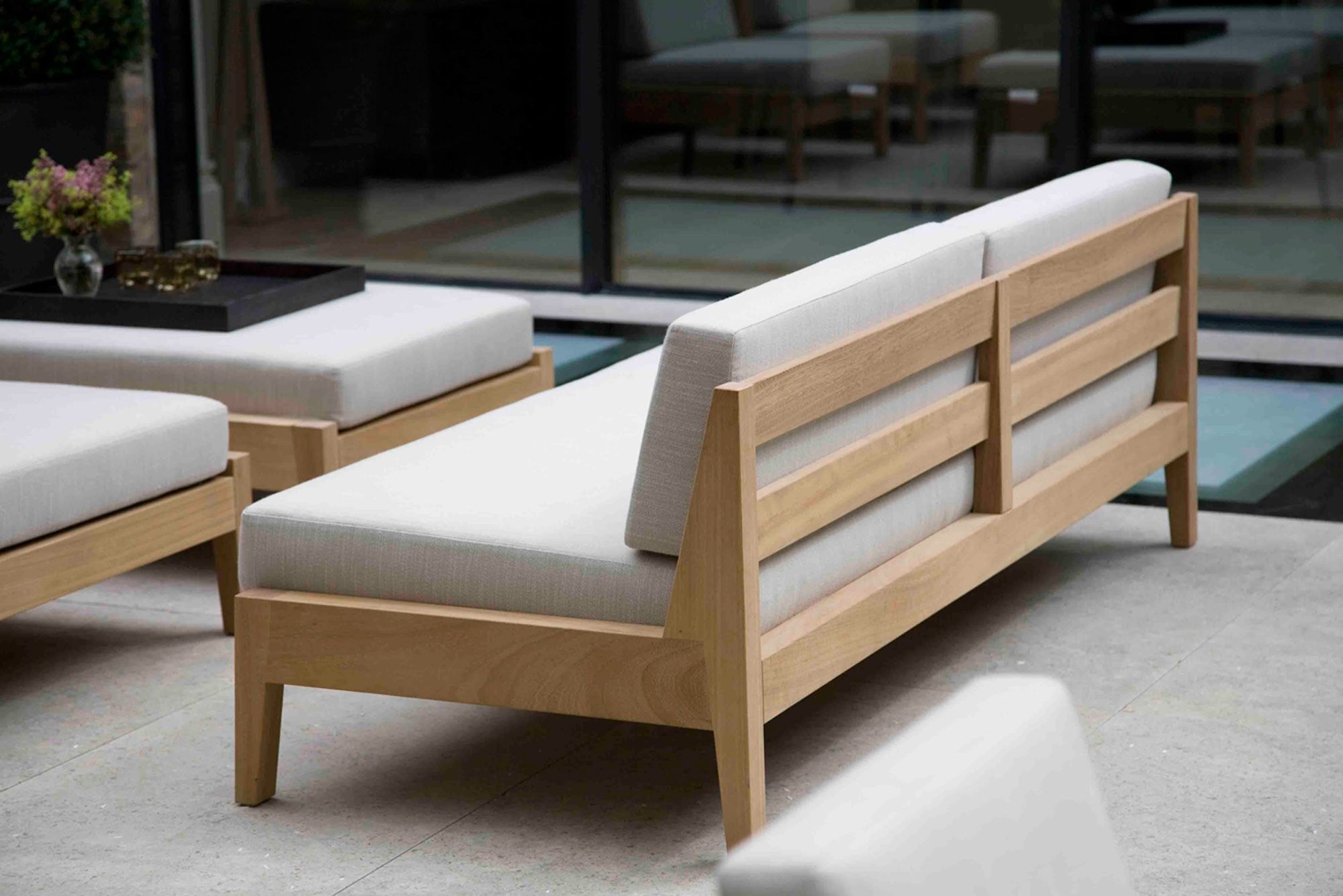 Мебель диваны деревянные. Самодельный деревянный диван. Деревянный диванчик. Деревянные скамейки с подушками. Диванчик из брусков.