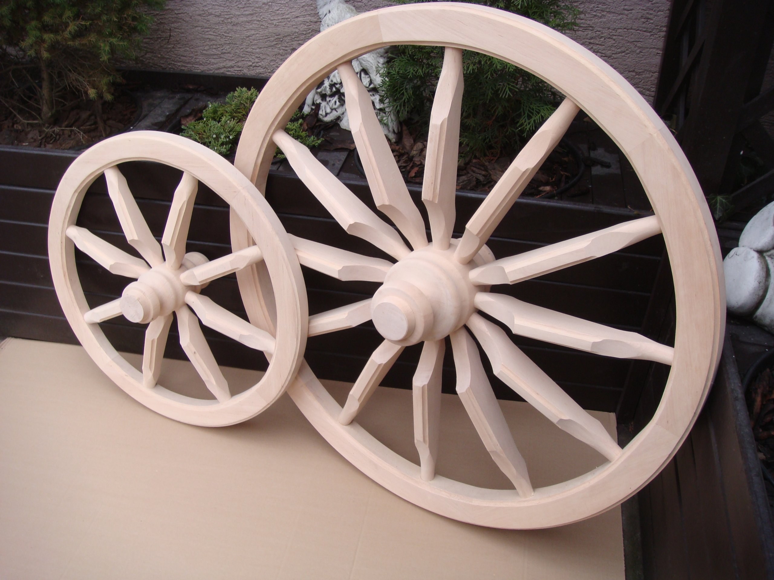 Деревянные колеса для телеги. Деревянное колесо. Колесо из дерева. Колесо телеги деревянное. Декоративное колесо из дерева.