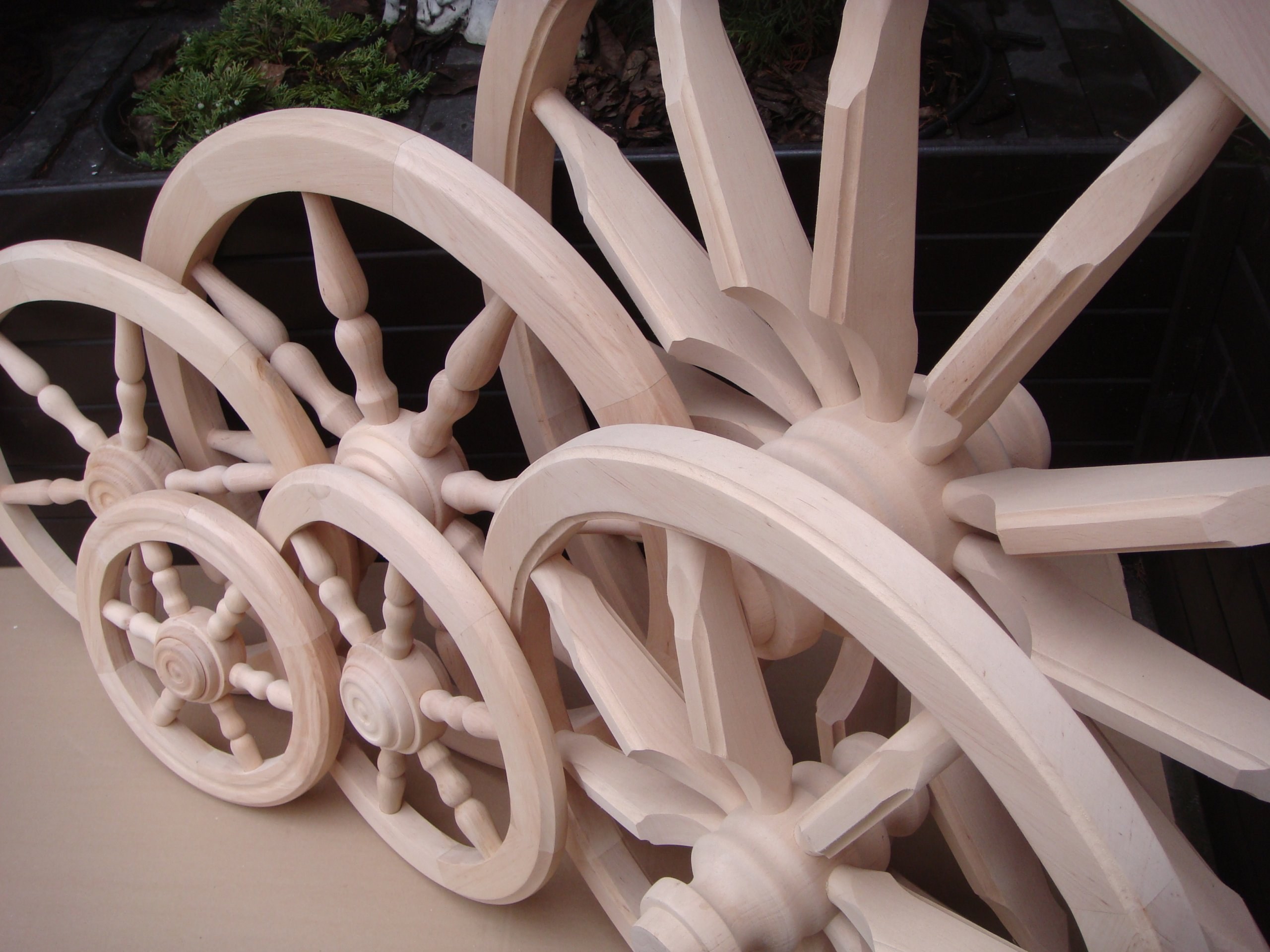 Деревянные колеса для телеги. Деревянное колесо. Колесо из дерева. Декоративное колесо. Колесо телеги.