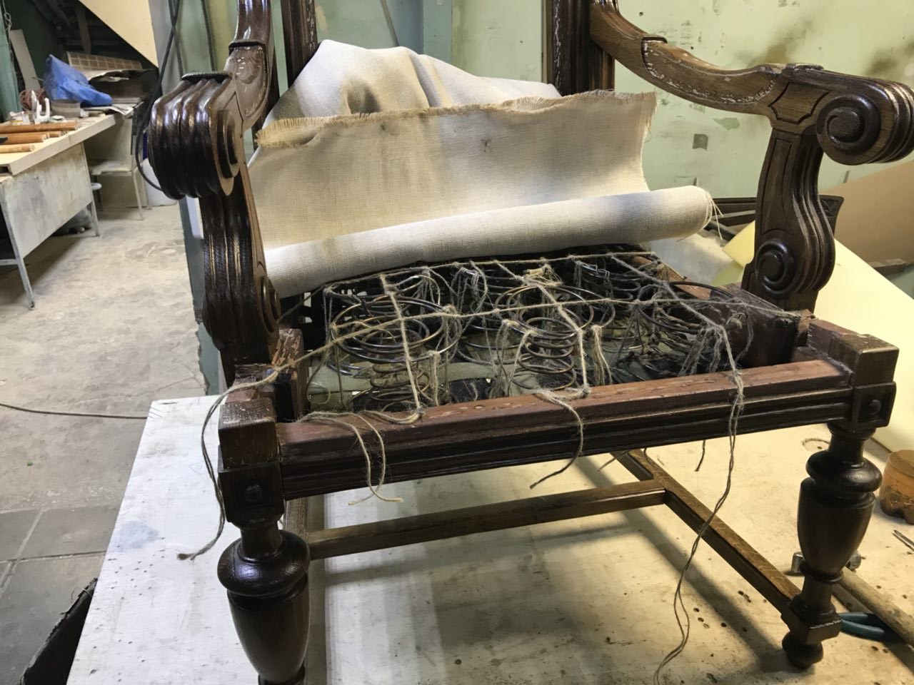 Старинные кресла с пружинами