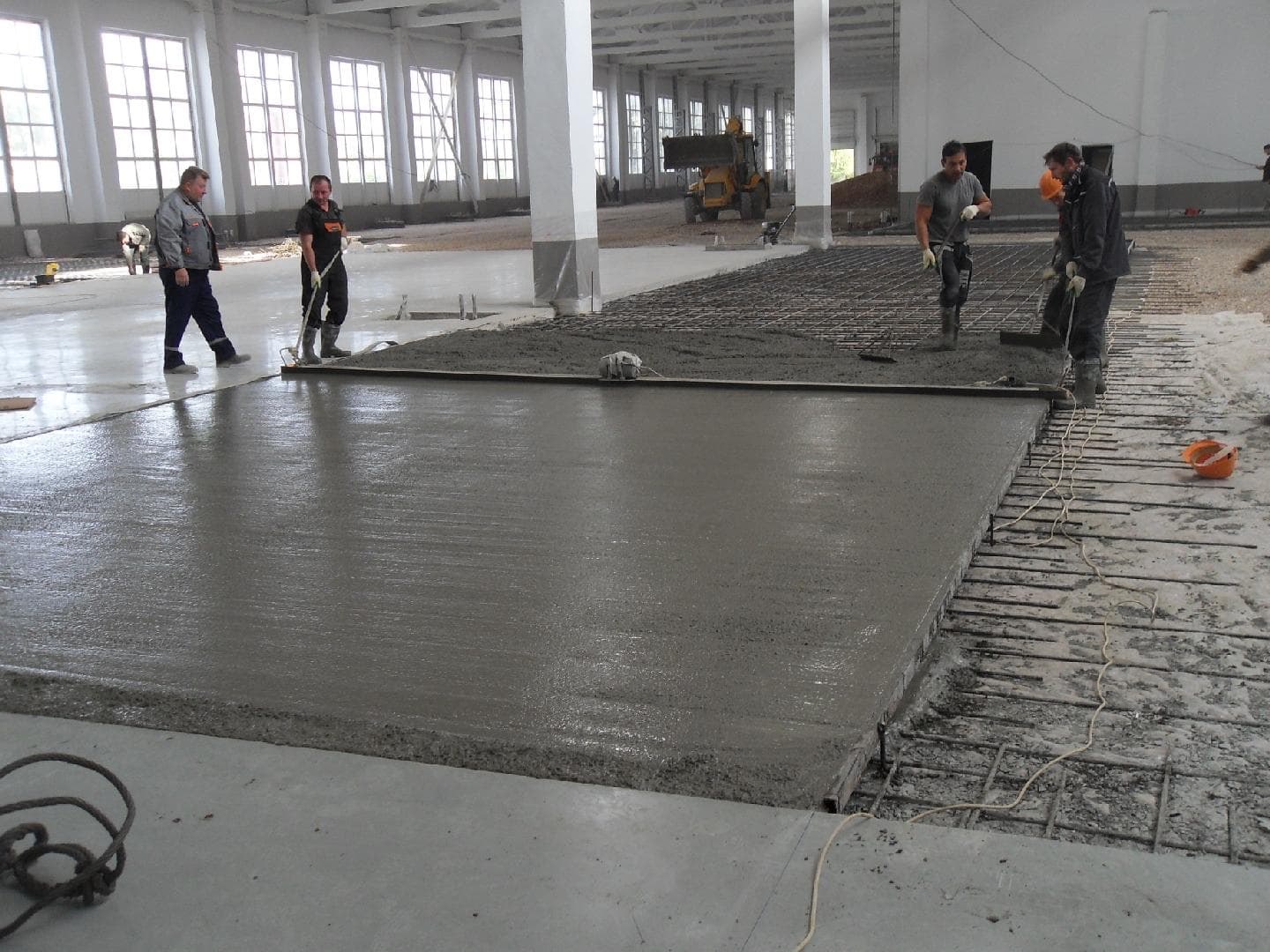 Упрочненные бетонные полы. Топинговый бетонный пол. Бетонный пол с железнением. Промышленные полы BASF. Топинговый пол технология.