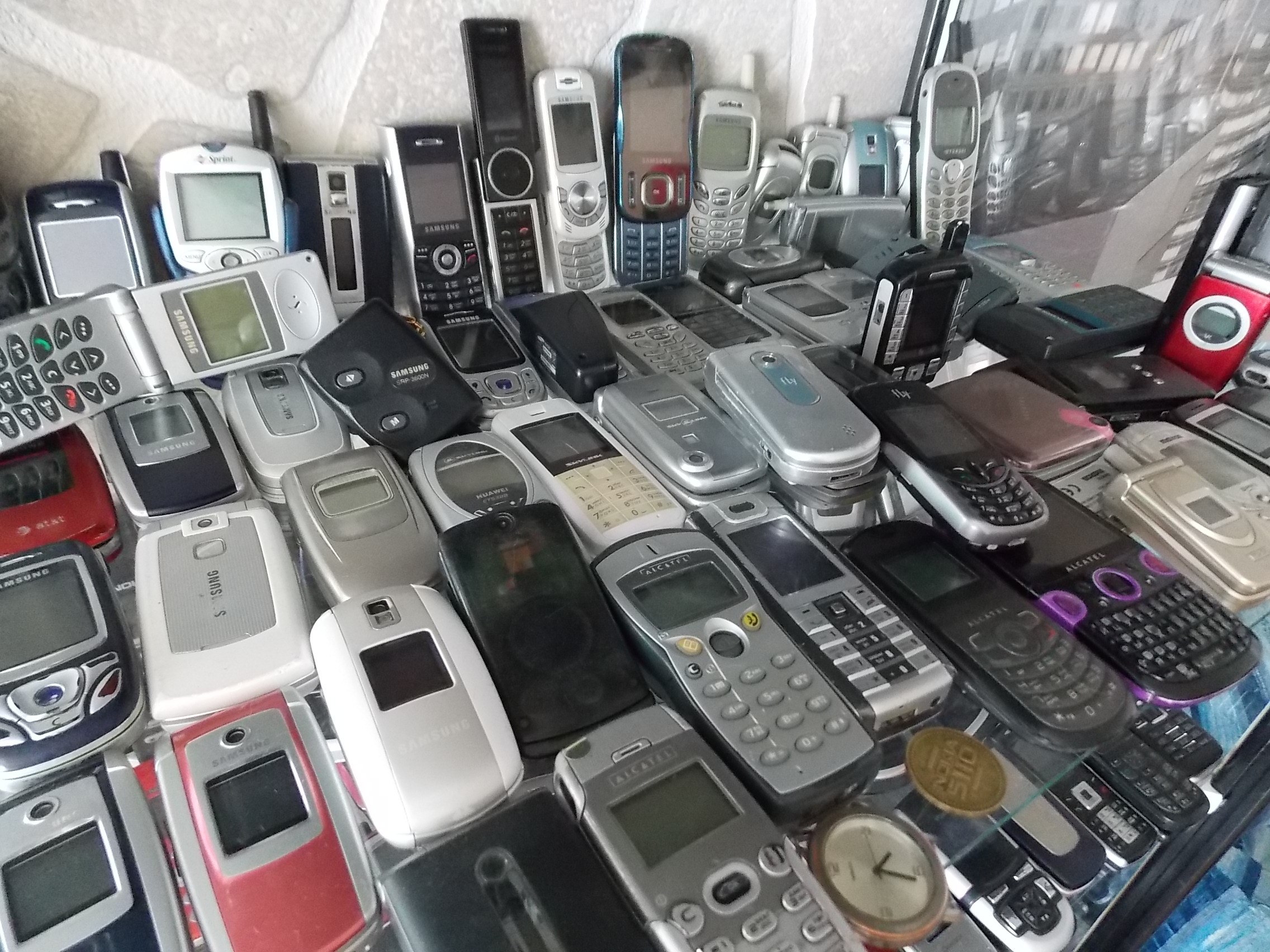 Дешевые бу телефоны. Самсунг 2000х. Сотовый самсунг из 2000. Старые мобильные телефоны. Мобильники 90-х.