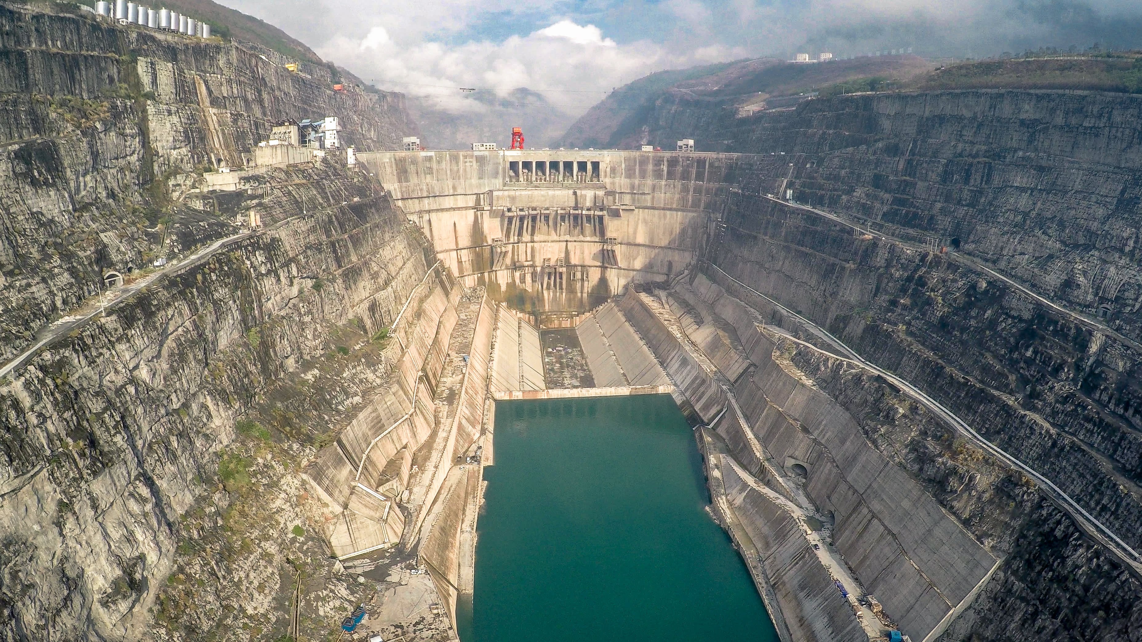 В какой стране крупнейшая гэс. ГЭС «Силоду», Китай. Плотина Силоду ГЭС. ГЭС «три ущелья» судоподьемник. Три ущелья ГЭС Янцзы.