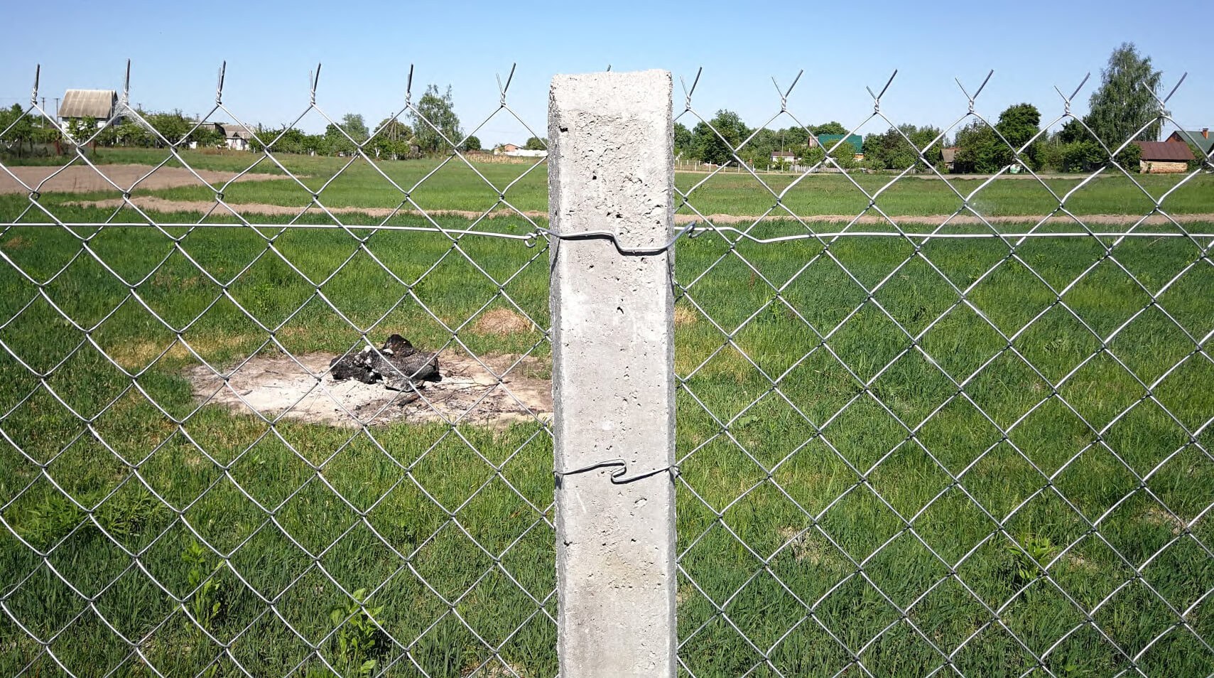 Забор из колючей проволоки на даче (65 фото)