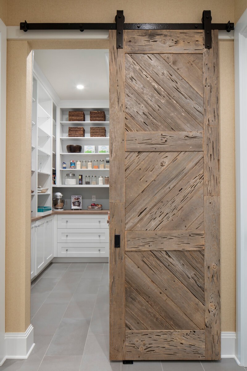 Дверь в кладовку