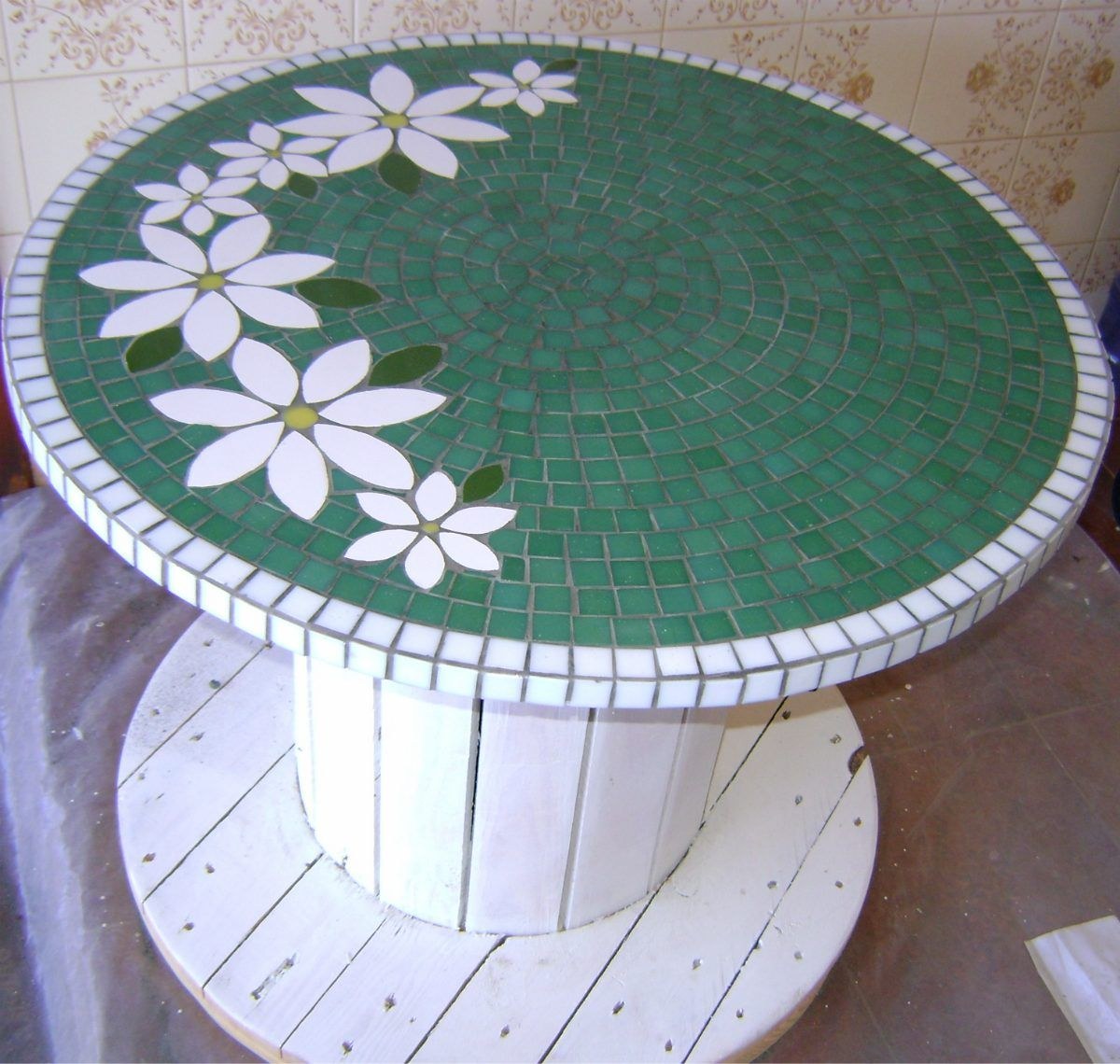 Украсить круглый стол мозаикой