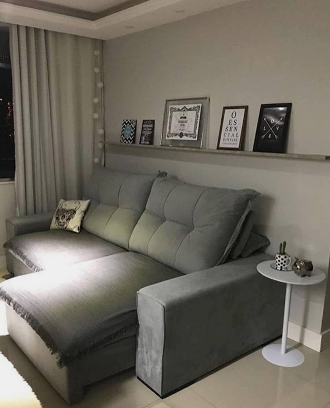 диван вместо кровати в спальне интерьер