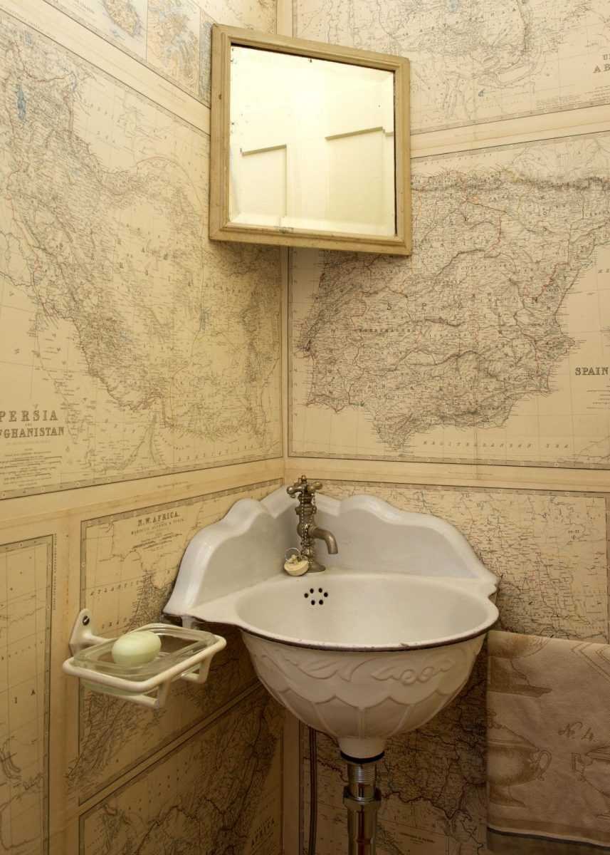 Угловая раковина из мрамора в туалете