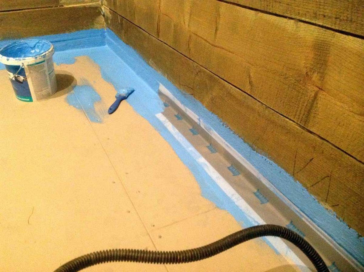 Жидкая гидроизоляция ванна. Гидроизоляционная лента для ванной комнаты под плитку. Гидроизоляция ванной комнаты с деревянным полом. Гидроизоляция обмазочная для деревянных полов. Гидроизоляция на деревянный пол в ванной.