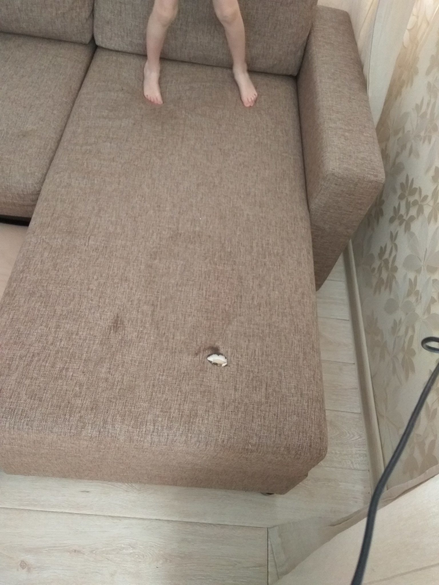 Как убрать дырку на диване?