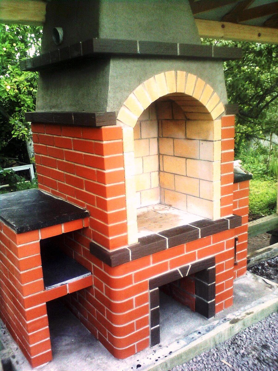 Уличный кирпичный мангал