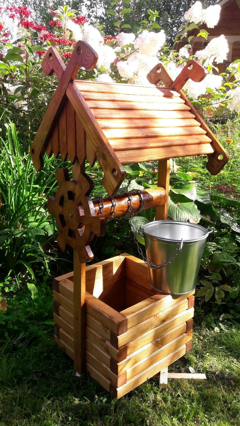 Деревянный колодец декоративный