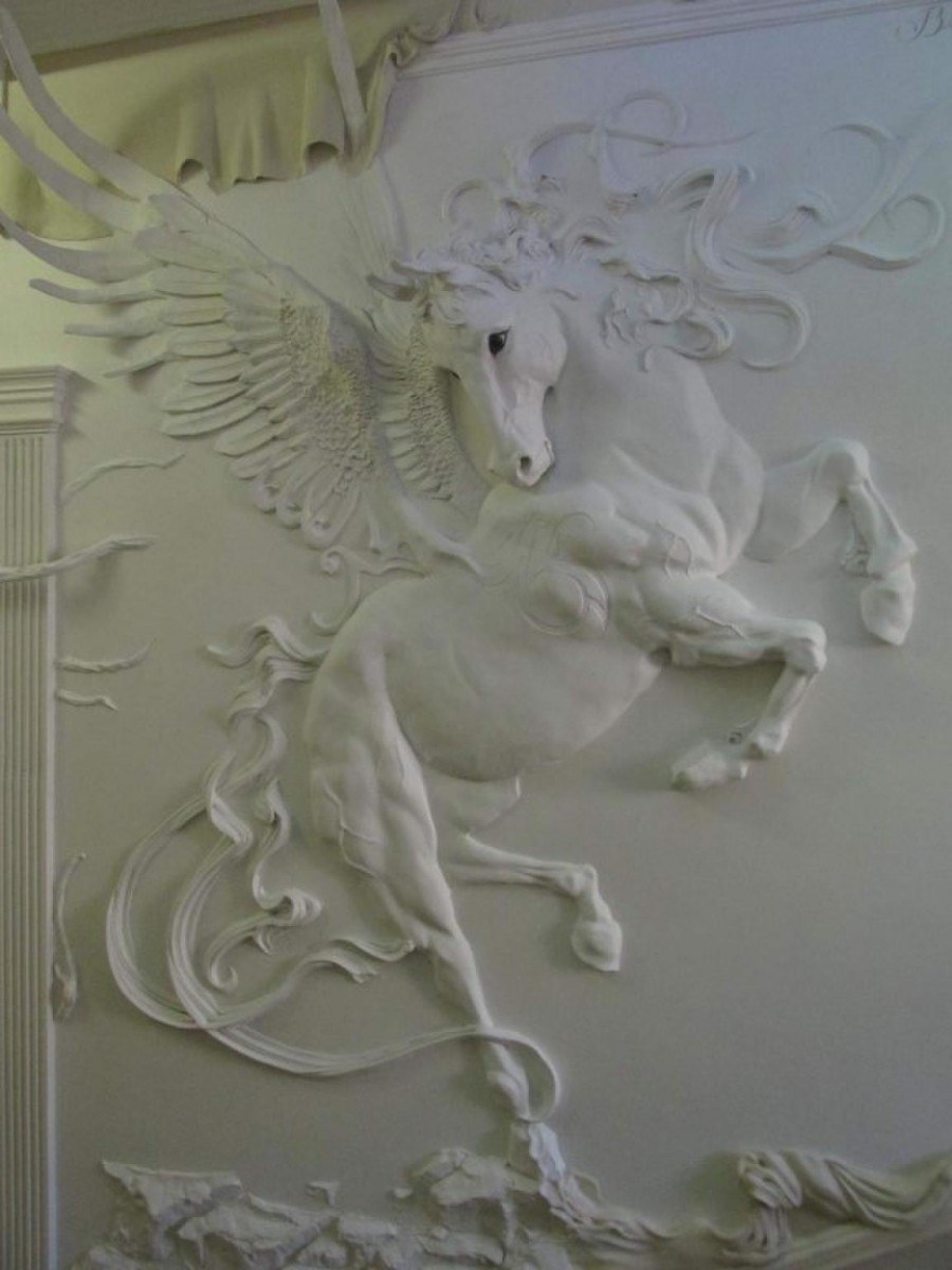 Скульптура горельеф лошади