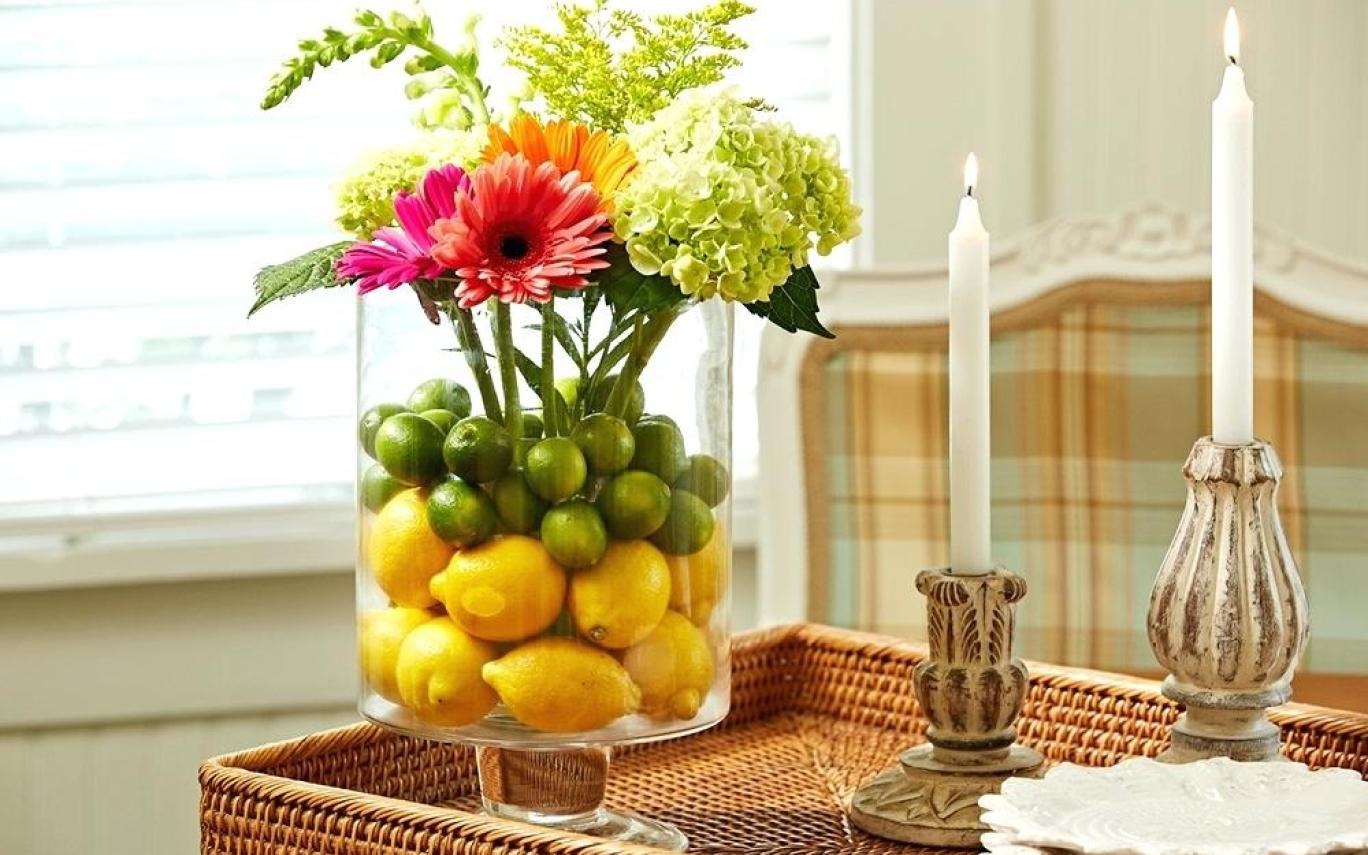 Что кроме цветов можно поставить в вазу. Цветочные композиции в интерьере. Вазы в интерьере. Цветочная композиция в вазе. Декор кухни вазами.
