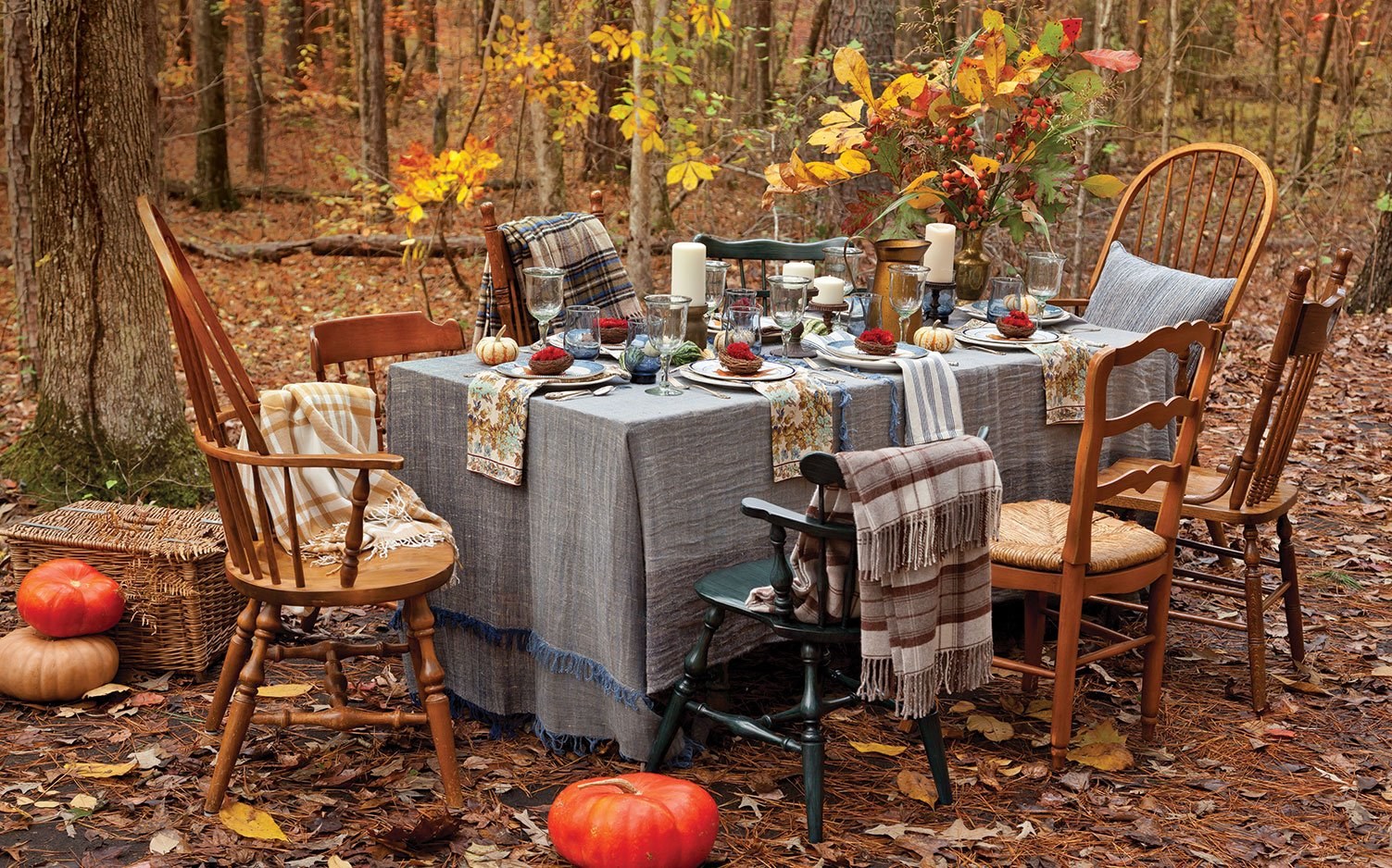 Ужин осень. Осенний пикник. Стол на природе. Пикник осенью на природе. Чаепитие в осеннем саду.