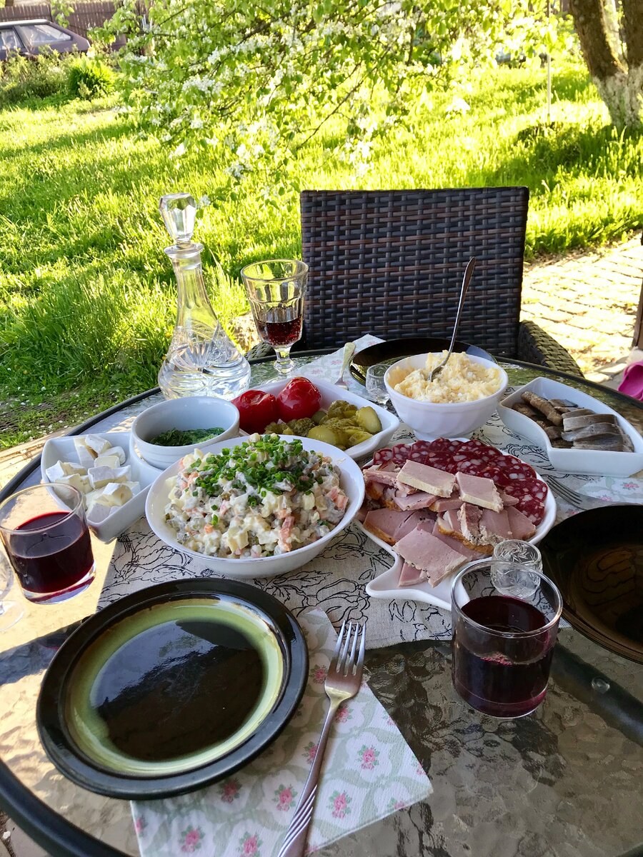 Дача ужин. Дача ужин. Дача ужин. Сервировка стола в беседке. Застолье на даче.