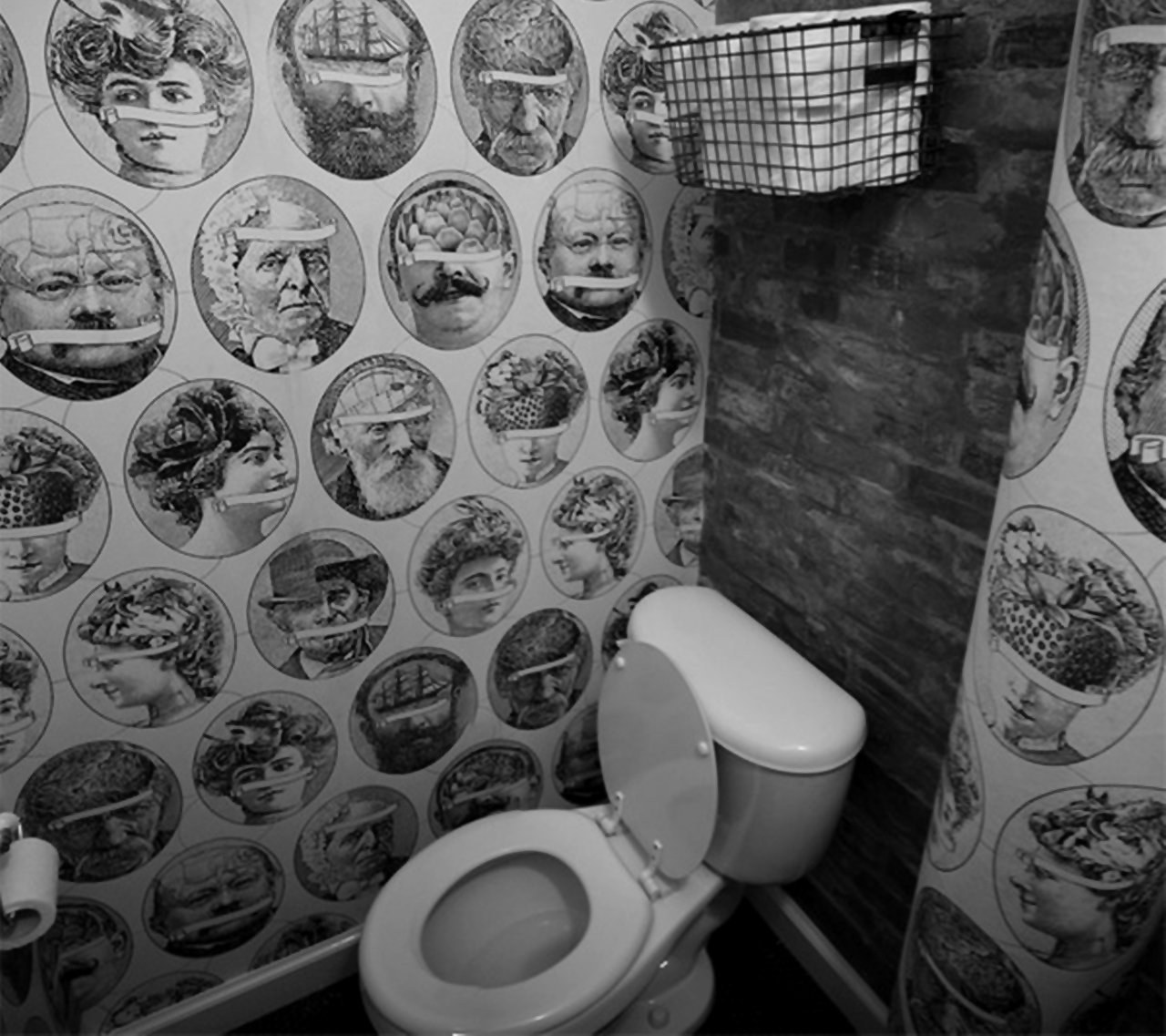 Покажи фотографию туалета. Креативные фотообои для туалета. Декор стен в туалете. Прикольные туалеты в квартире. Разрисованный туалет.