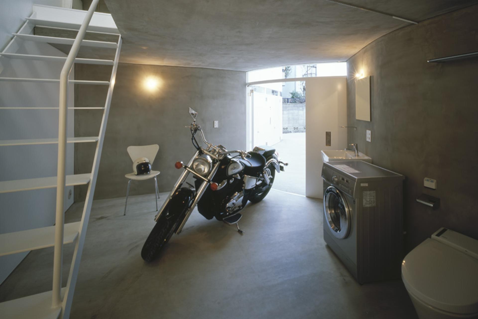 Жилой гараж внутри. Гараж для мотоцикла. Мото в квартире. Мотоцикл в доме. Гараж для мотоцикла внутри.