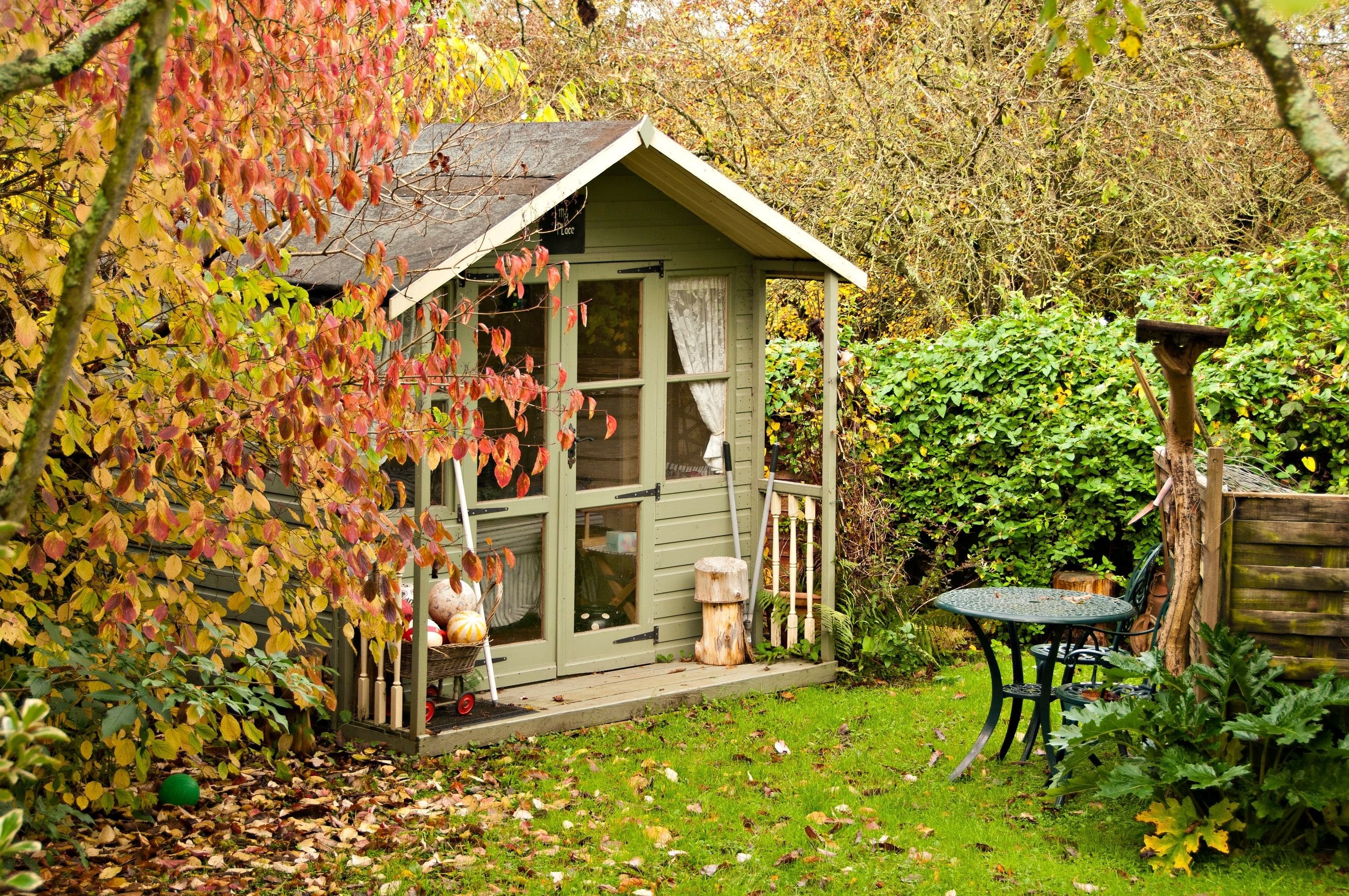 Скука на даче. Маленький домик. Маленький домик в саду. Красивая дача. Маленький уютный домик.