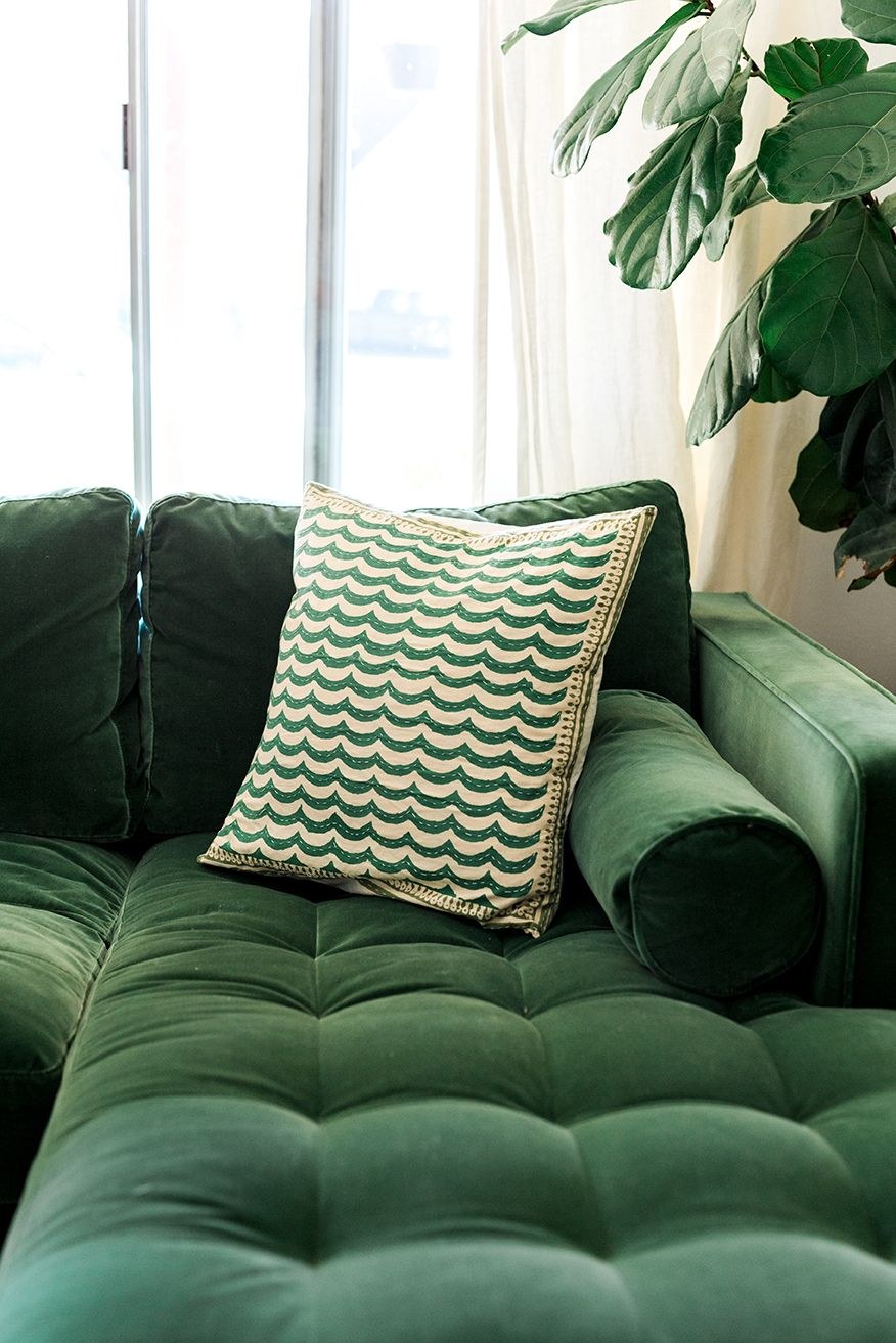 Зеленый плед на диван