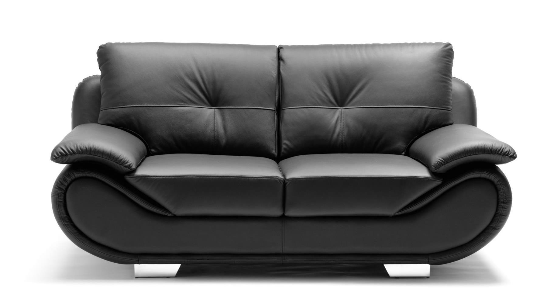 Кожаный диван на белом фоне