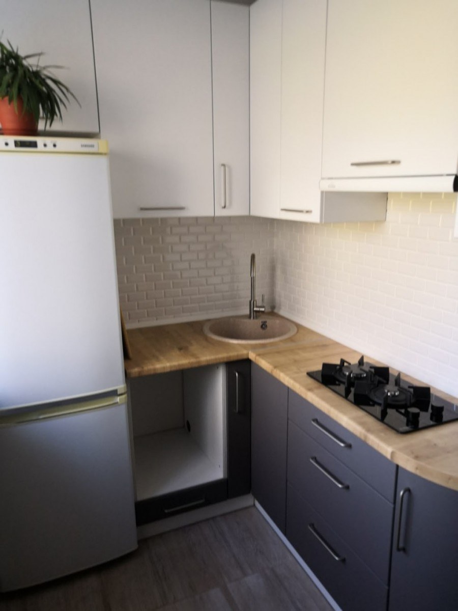 Серо белая кухня в хрущевке