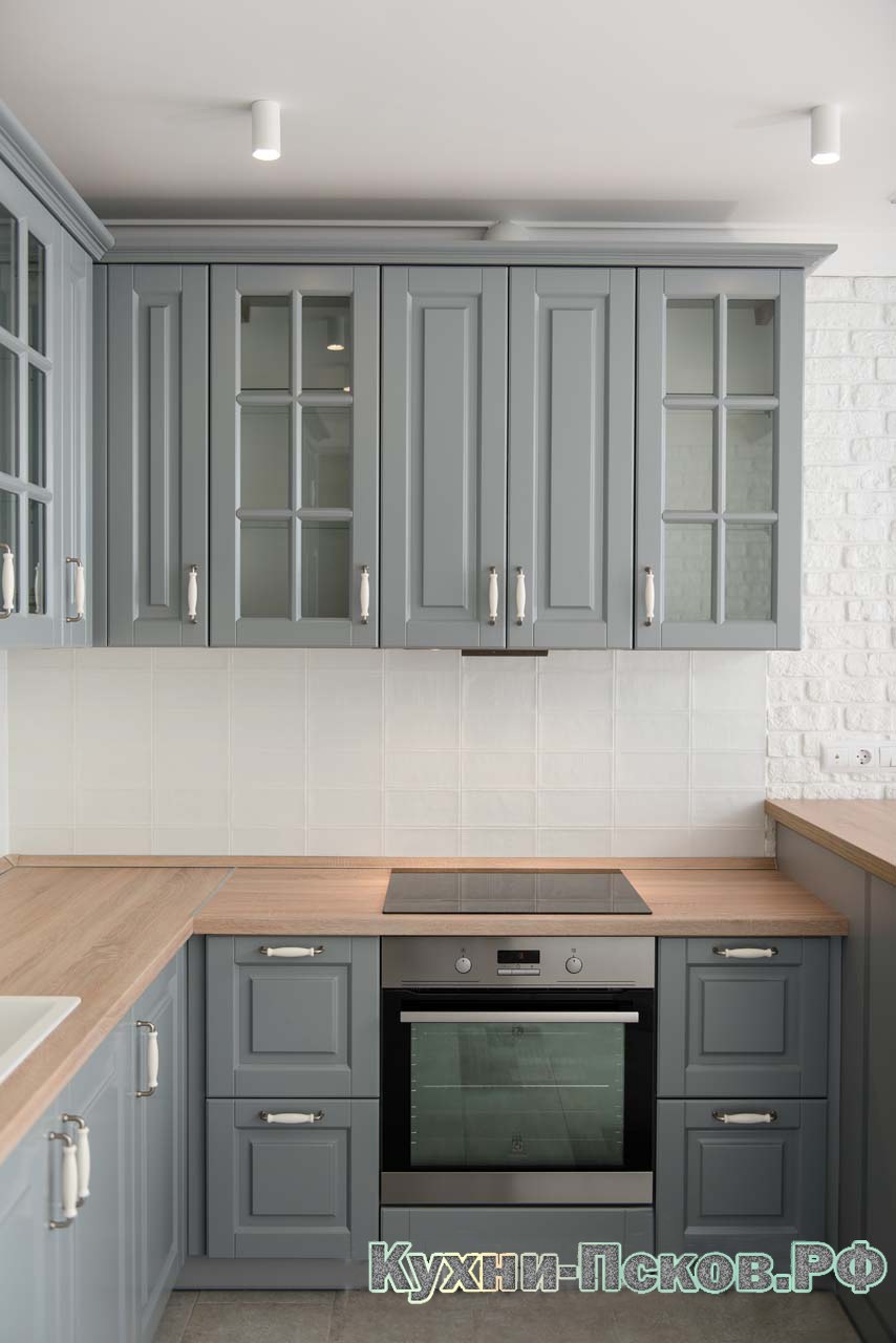 Небольшая кухня серого цв