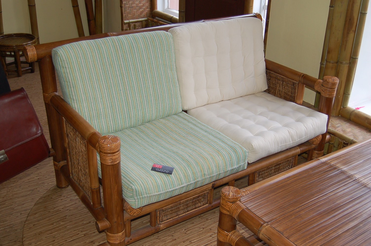 мебель с деревянными подлокотниками