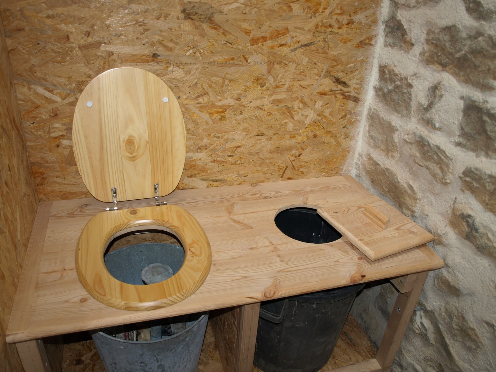 Подиум для унитаза. Туалет дачный альтернатива м1295. Туалет пудр клозет. Унитаз стульчак для дачного туалета. Деревянный унитаз для дачного туалета.