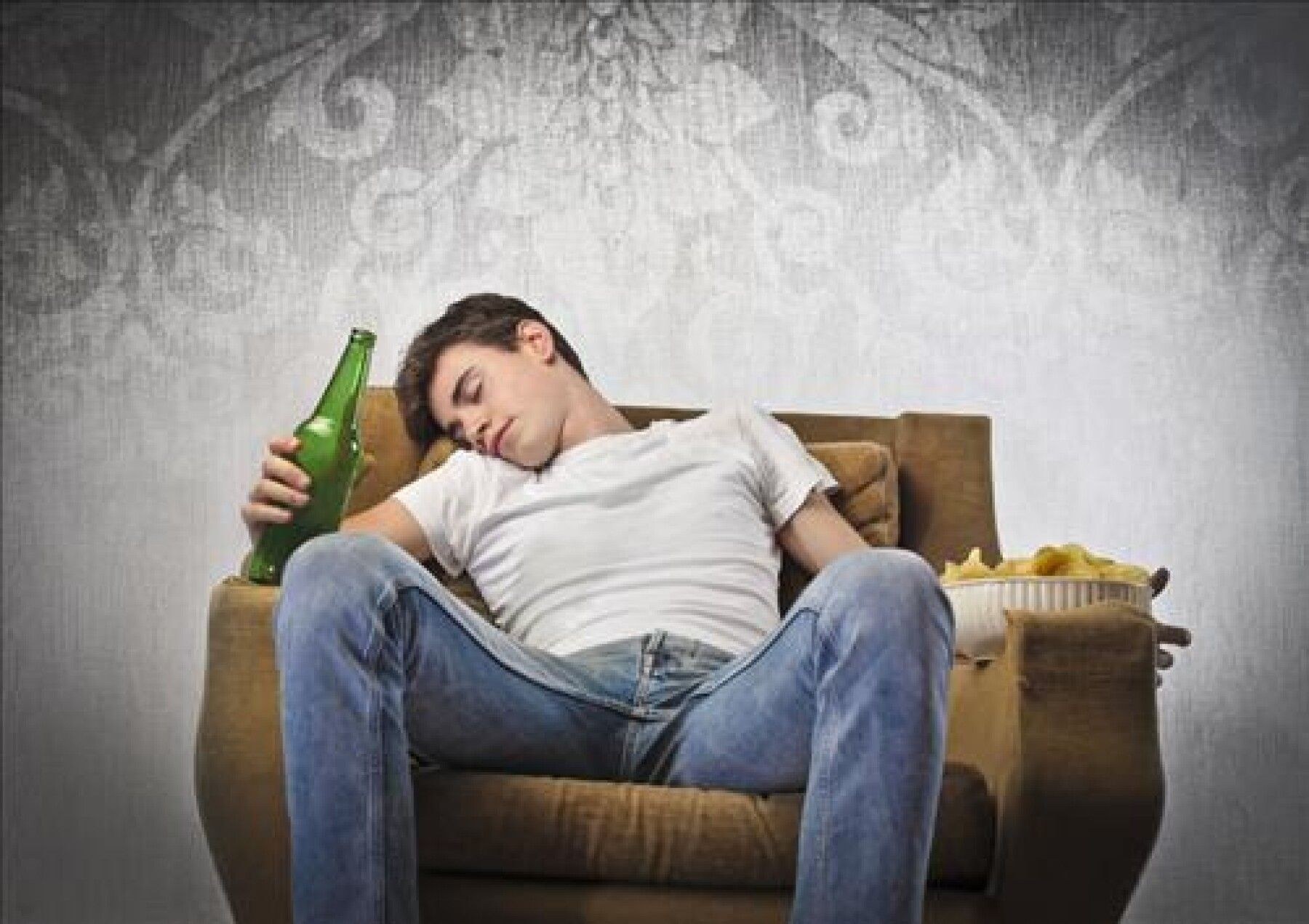 Спящие пьяные мужчины. Мужчина на диване с пивом. Человек на диване.