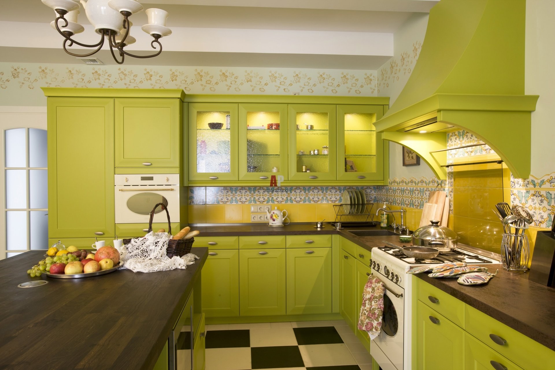 Зеленые обои на кухне. Фисташковые кухни 2021. Бело оливковая кухня. Кухня в фисташковых тонах в стиле Прованс. Кухня в зеленых тонах.