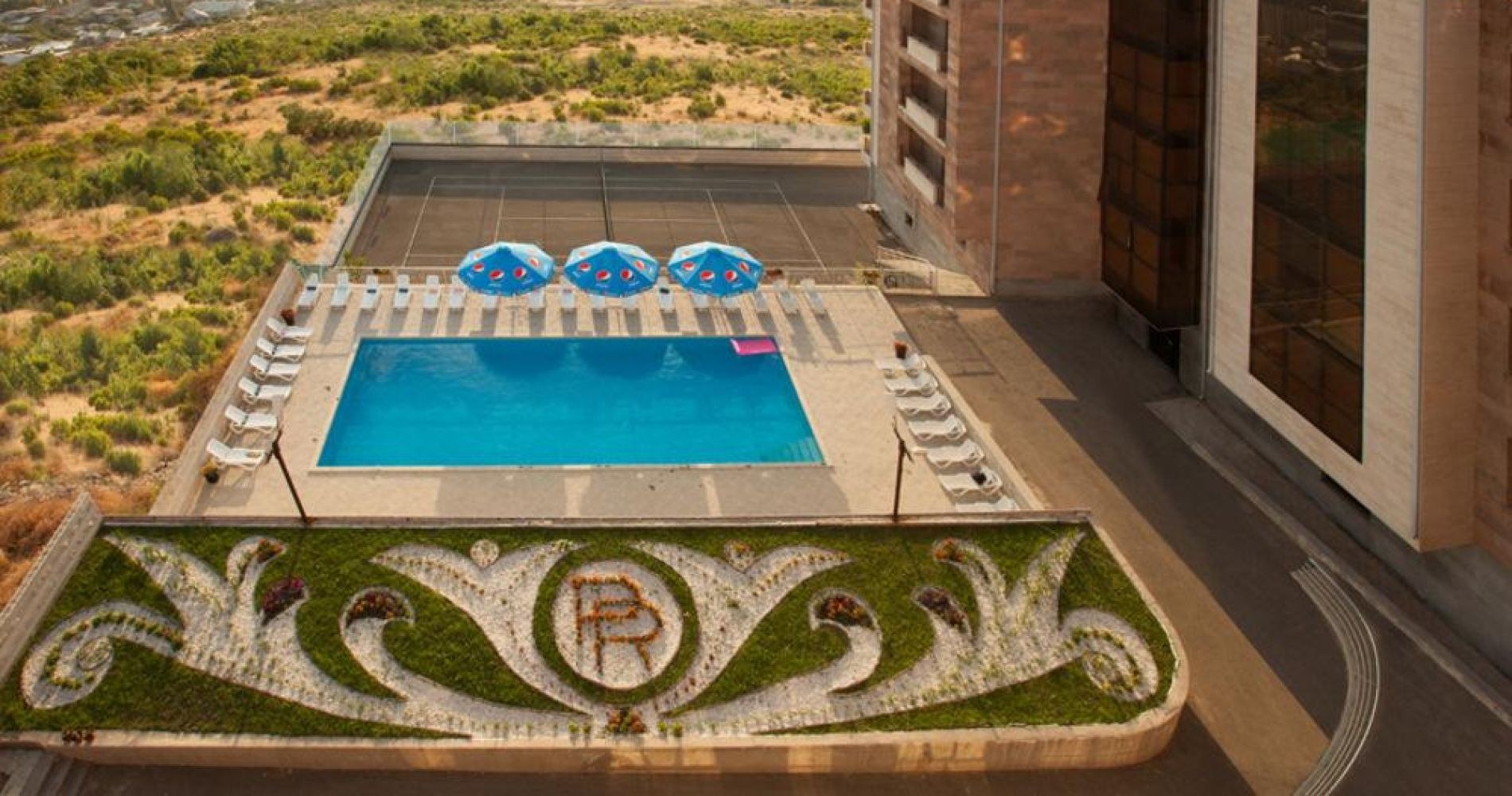 Ереван отель с бассейном. Панорама Резорт Ереван. Panorama Resort Yerevan 4*. Панорама бассейн Ереван. Парагон бассейн в Ереване.